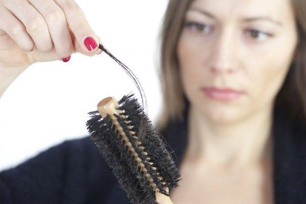 Выпадение волос: причины и медицинские советы