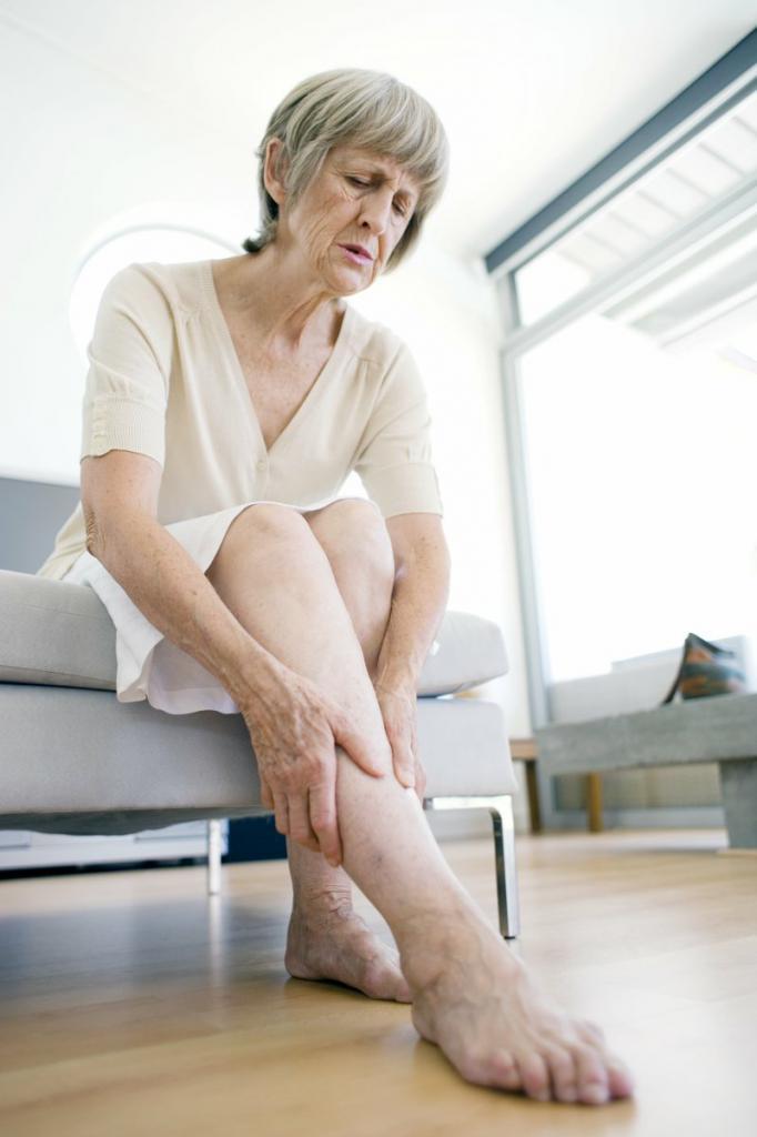 Слабость в ногах: причины, симптомы и особенности лечения